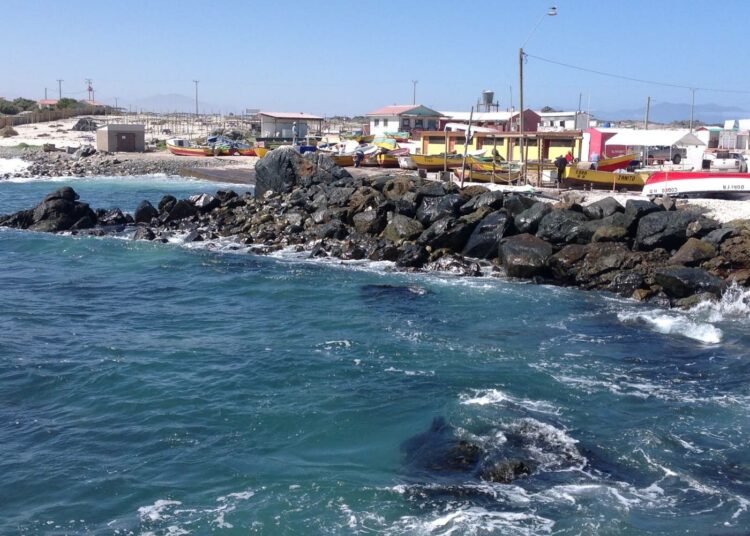 Pohjois-Chilen rannikolla sijaitseva Punta de Chorosin kalastajakylä on noussut matkailijoiden suosioon, mutta hankkeilla olevan rautakaivoksen pelätään pilaavan ympäristöä.