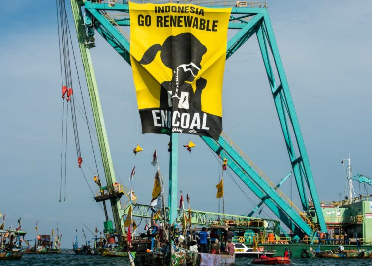 Ympäristöaktivistit osoittivat maaliskuussa mieltään Indonesian Batangiin suunniteltua hiilivoimalaa vastaan.
