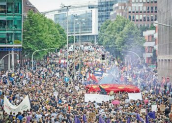 Suuret ihmisjoukot osoittivat mieltä G20-maiden huippukokouksen yhteydessä Hampurissa heinäkuussa.