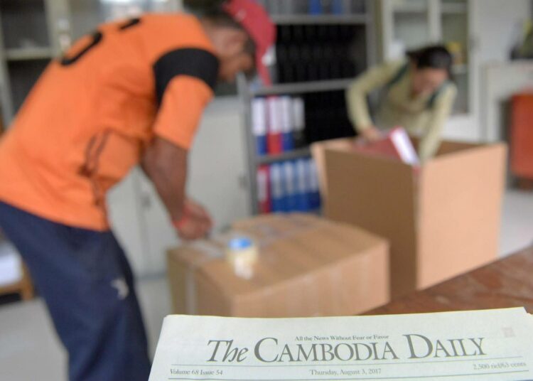Kambodžan hallitus tukahduttaa kriittisiä ääniä ensi vuoden vaalien pelossa. Englanninkielinen Cambodia Daily -lehti joutui lopettamaan ilmestymisensä syyskuun alussa.