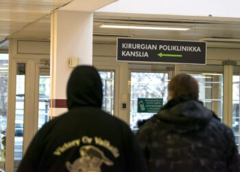 Rajoituslain kiristyksillä haluttiin estää Meri-Lapin sote-ulkoistuksen kaltaiset ratkaisut muualla. Kuva Länsi-Pohjan keskussairaalan aulasta Kemissä.
