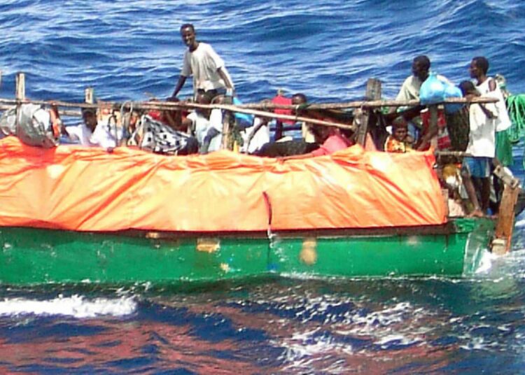Somalialaisia pakolaisia kalastusveneessä.