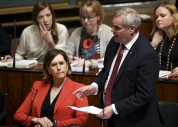 Vasemmistopuolueiden, SDP:n ja vasemmistoliiton, kannatus on hilautunut ylöspäin. Eduskunnan suullisella kyselytunnilla maaliskuussa: etualalla SDP:n Antti Rinne ja Tuula Haatainen, takana oikealla Krist Kiuru, Vasemmistoliiton Aino-Kaisa Pekonen ja Li Andersson.