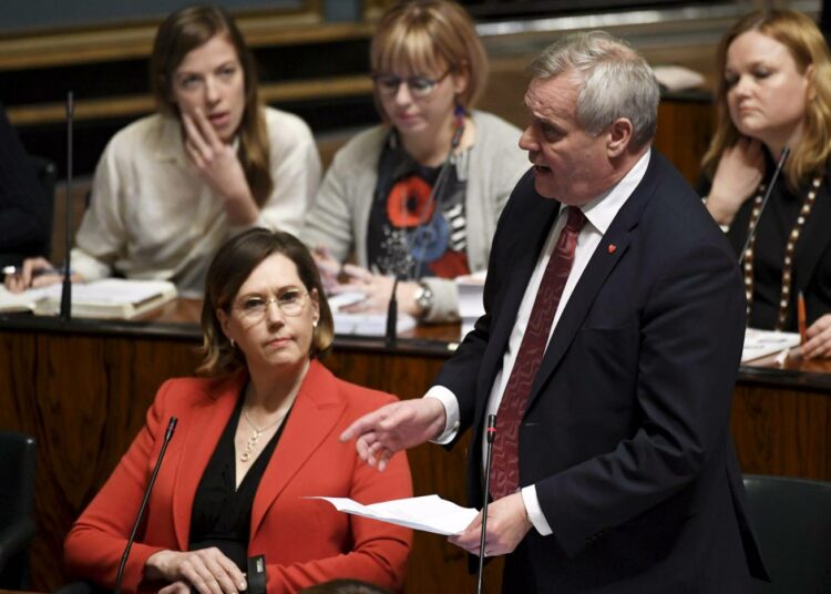 Vasemmistopuolueiden, SDP:n ja vasemmistoliiton, kannatus on hilautunut ylöspäin. Eduskunnan suullisella kyselytunnilla maaliskuussa: etualalla SDP:n Antti Rinne ja Tuula Haatainen, takana oikealla Krist Kiuru, Vasemmistoliiton Aino-Kaisa Pekonen ja Li Andersson.