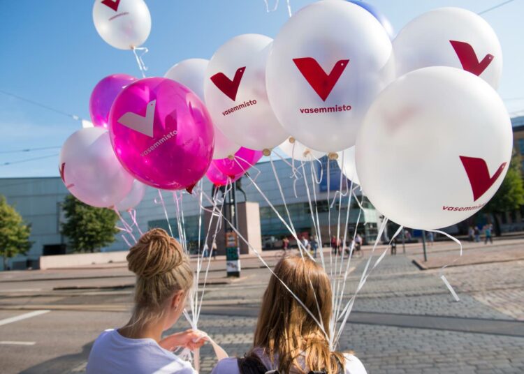 - #Ykkösketjuun-kampanjan tavoittelema laki hyödyttäisi kaikkia rehellisiä ja vastuullisia yrityksiä ja niiden työntekijöitä, toteaa vasemmistoliiton varapuheenjohtaja Hanna Sarkkinen. Kuvassa Hanna Sarkkinen (vas.) ja Li Anderssonin jakamassa vasemmistoliiton ilmapalloja elokuussa.