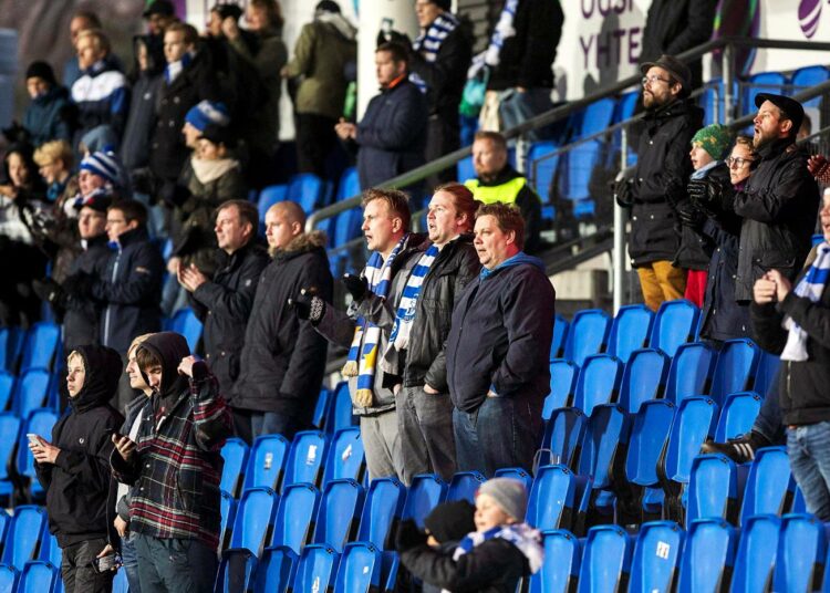 Suomalaisen edustusjalkapallon suurin haaste on seurojen talous. Kuvassa HJK:n kannattajia jalkapallon Veikkausliigan ottelussa HJK–VPS.