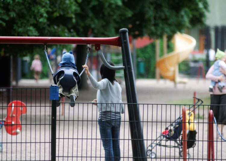 Ruotsissa ja Islannissa isät käyttävät vanhempainvapaita Suomea enemmän.
