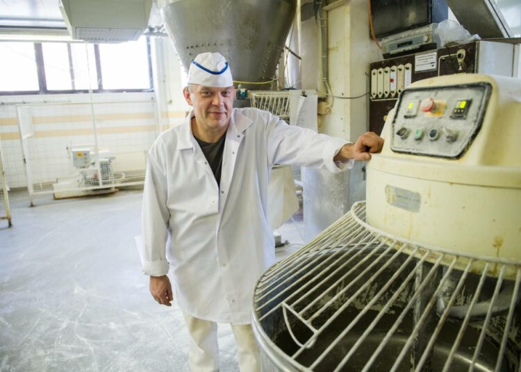 Käsinleivonta tuo leipään luonnetta, sanoo Kanniston leipomon tuotantopäällikkö Harri Toivonen.