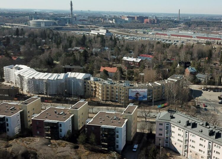 Koska pääkaupunkiseudun asunnot ovat liian kalliita tavalliselle työntekijälle, Rakennusliitto ryhtyy rahoittamaan osuuskuntarakentamista jäsenistönsä tukena.