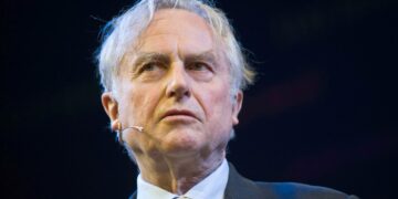 Uuusateistien pääideologeihin lukeutuva Richard Dawkins jakoi aikoinaan twitterissä videon, jossa rinnastettiin feministit ja islamistit.