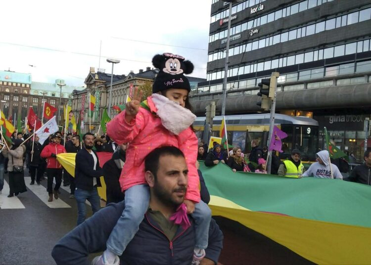 Poliisi kertoo käyttäneensä voimakeinoja lauantaina Turkin toimia ja Syyrian sotaa vastustavan mielenosoituksen yhteydessä. Mielenosoitus sujui pääosin rauhallisesti.