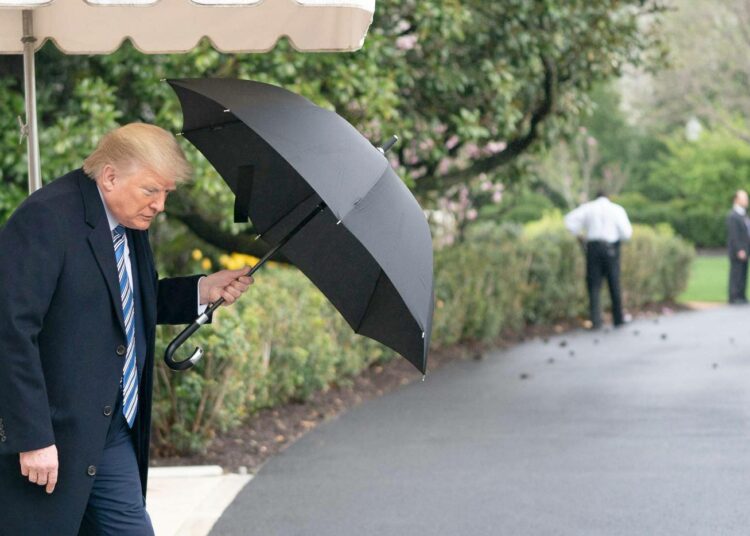 Presidentti Donald Trump on ehtinyt muutaman viikon aikana esittää monenlaisia mielipiteitä koronavirukselta suojautumisesta.