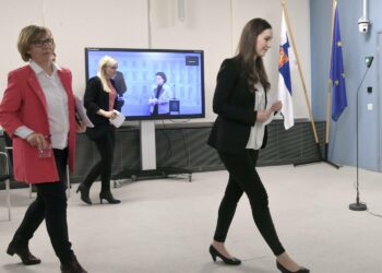 Oikeusministeri Anna-Maja Henriksson, sisäministeri Maria Ohisalo ja pääministeri Sanna Marin hallituksen koronatilannekatsauksessa keskiviikkona.