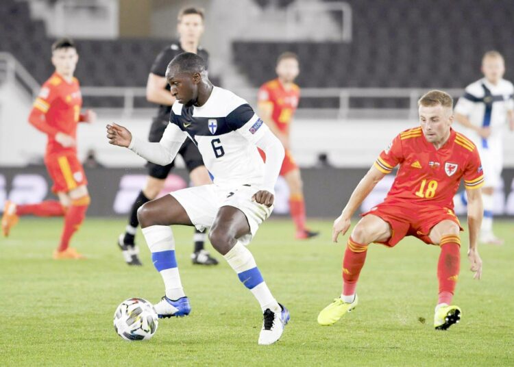 Suomen Glen Kamara ja Walesin Joe Morrell pelasivat Helsingissä Suomi–Wales-ottelussa.