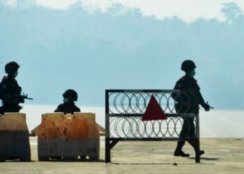 Myanmarin sotilasvallankaappaus vaikuttaa todennäköisesti vähemmistöjen asemaan ennen kaikkea koko maan yleisen kurjistumisen kautta. Sotilaita vartioimassa suljettua katua lähellä Myanmarin parlamenttia.