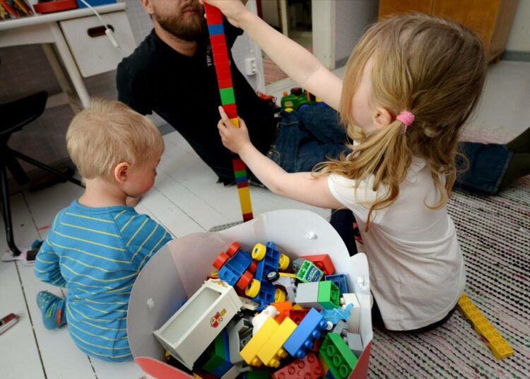 Perhevapaauudistuksella lisätään tasa-arvoa ja kannustetaan isiä ottamaan vastuuta pienten lasten hoidosta.