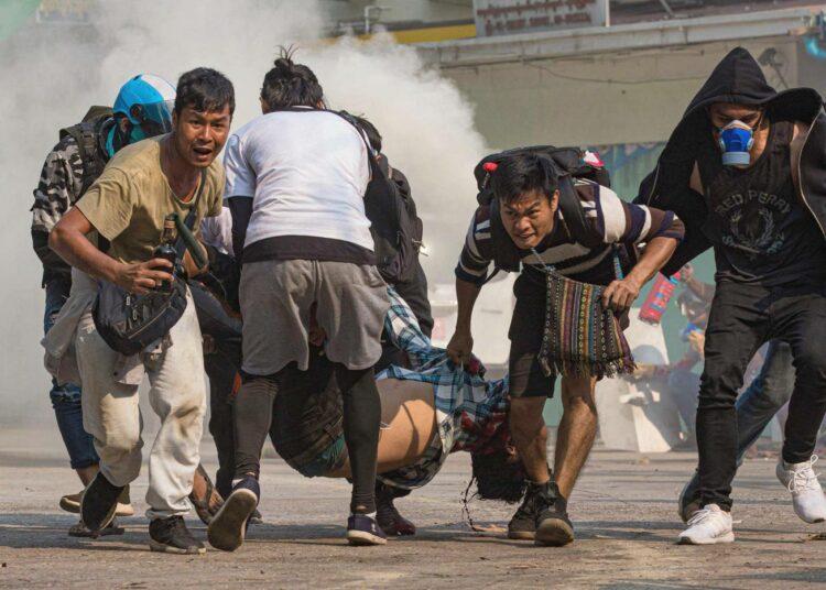 Myanmarin poliisi ja armeija ovat viime viikkoina surmanneet lukuisia kaappausta vastustavia mielenosoittajia, miehiä, naisia ja lapsia.