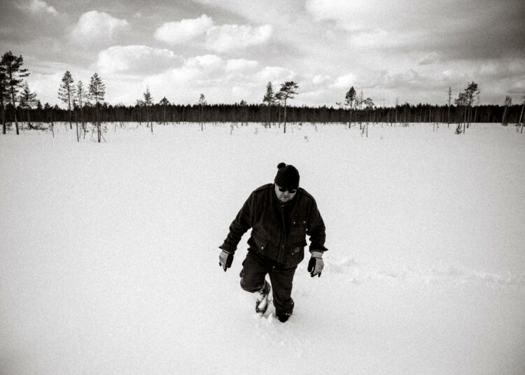 Kuukausi sitten huhtikuussa Tero Mustonen kahlaa lumen peittämällä Linnunsuolla.