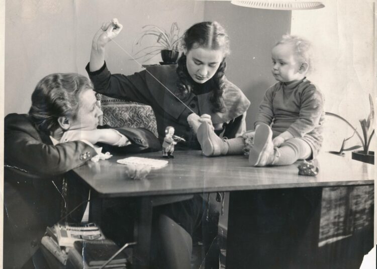 Alpo Vammelvuo, Seija Silfverberg ja Petri-poika kotona vuonna 1956