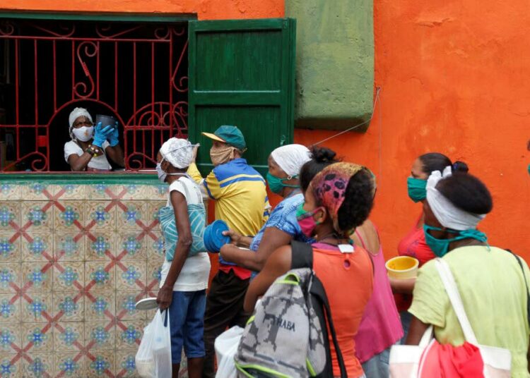 Afrokuubalaisilla on yliedustus saarivaltion vähävaraisten keskuudessa, mikä näkyy myös Havannassa ilmaista ruokaa jakavan keskuksen jonossa