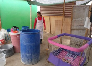 Ortensia Tserem, 27-vuotias alkuperäiskansa wampeihin kuuluva nainen saapui Amazonin viidakosta kumppaninsa kera Ican rannikkokaupunkiin parempaa elämää etsimään. Hän ei koskaan kuvitellut, että elämä ilman vettä olisi hänen arkipäiväänsä. Hänen on täytynyt tehdä kotiinsa tilaa muovitynnyreille, joissa hän säilöö ostamansa veden.
