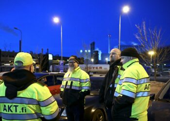 Auto- ja Kuljetusalan Työntekijäliitto AKT:n toimitsijoita Vuosaaren sataman liepeillä Helsingissä maanantaina.
