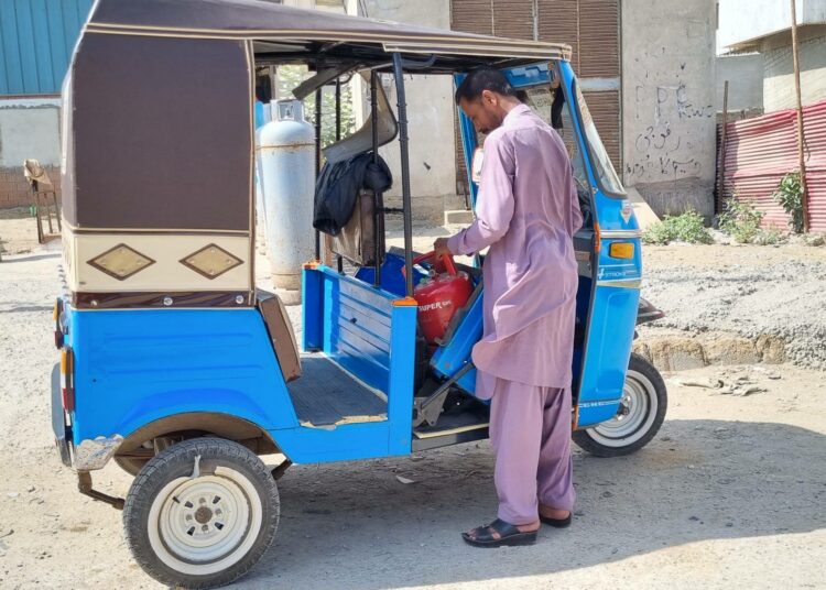 Asiantuntijoiden mukaan pakistanilaiset laajalti hyötyisivät vakaasta edullisen maakaasun saatavuudesta. Kuvassa maakaasuasema Cliftonissa, Karachissa.