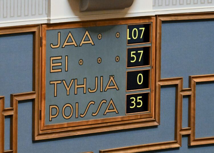 Alle puolet suomalaisista uskoo kansalaisten mielipiteiden tulevan puolueiden kautta otetuksi huomioon päätöksenteossa. Kuvassa työtaisteluoikeuden rajoittamista koskevan lakiehdotuksen äänestystulo.