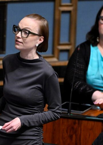 Vasemmsitoliitto ei aio hyväksyä ydinaseiden tuomista Suomen maaperälle. Kuvassa puolueen puheenjohtaja Minja Koskela (vas.) ja eduskuntaryhmän puheenjohtaja Aino-Kaisa Pekonen (oik.) sekä takana kansanedustaja Pia Lohikoski.