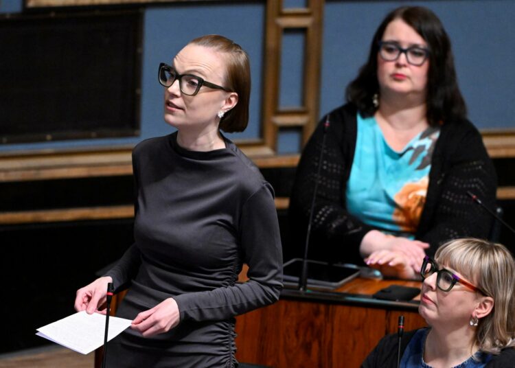 Vasemmsitoliitto ei aio hyväksyä ydinaseiden tuomista Suomen maaperälle. Kuvassa puolueen puheenjohtaja Minja Koskela (vas.) ja eduskuntaryhmän puheenjohtaja Aino-Kaisa Pekonen (oik.) sekä takana kansanedustaja Pia Lohikoski.