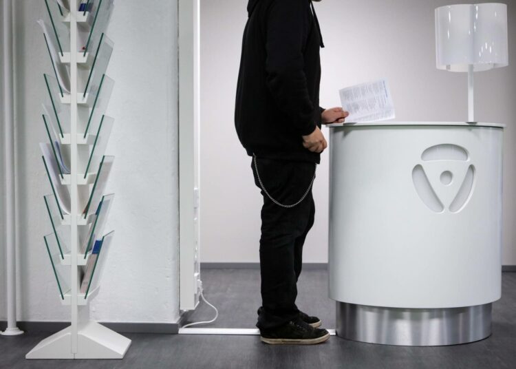 Työllisyystilanteen parantuminen ei ole vielä varmaa. Kuva työvoimatoimistosta Helsingissä.