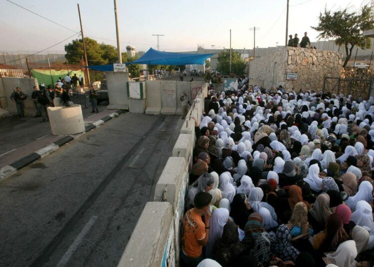 Palestiinalaisia Betlehemin rajanylityspaikalla odottamassa pääsyä Jerusalemin al-Aqsan moskeijaan ramadanin aikana syyskuussa.