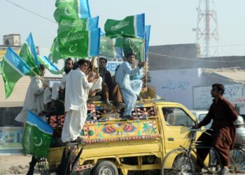 Pakistanilaisen Jamaat-i-Islami -puolueen kannattajat osoittamassa mieltään Yhdysvaltain ohjusiskuja vastaan Dera Ismail Khanin kaupungissa.