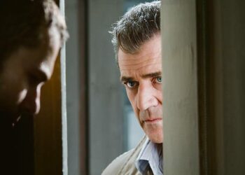 Mel Gibson oven raossa pahasti pettävässä salaliittojännärissä.