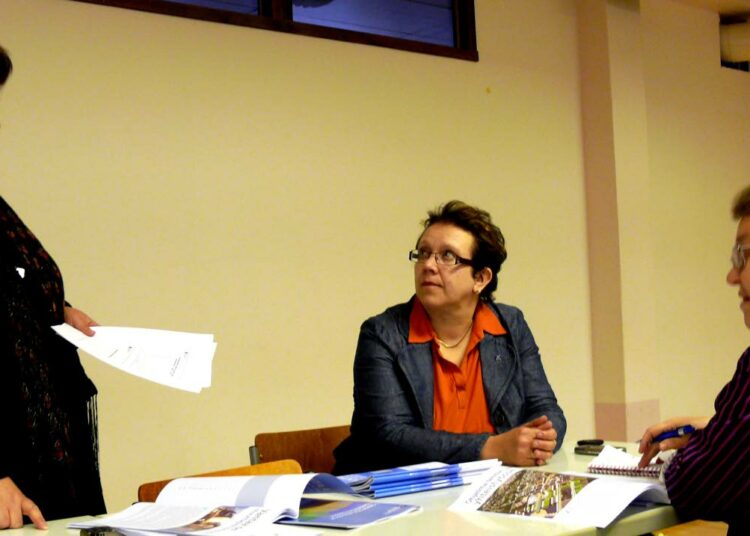 Kati Tyystjärvi ja Liisa Tilander (oik) kuuntelevat Hannele Lautiolan selostusta Vantaan monikulttuurisuusohjelmasta.