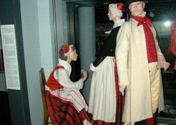 Jyväskylässä toimiva kansallispukukeskus saa täydennystä Suomen kansallispukuneuvoston kokoelmista.