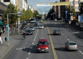 Lähijunien ja katuraitiotien toivotaan houkuttelevan auton käyttäjiä joukkoliikenteen kyytiin.