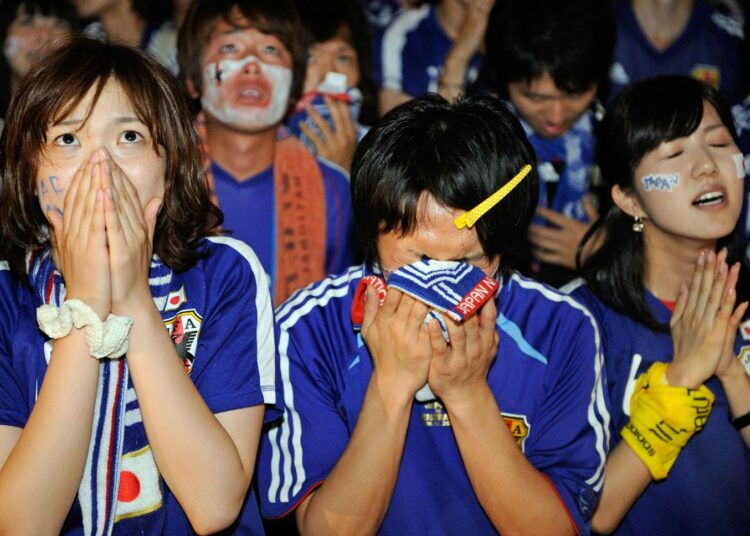 Japanissa lapsi voi menettää toisen vanhempansa avioerossa, koska laki ei tunne yhteishuoltoa. Japanin maajoukkueen nuoria kannattajia Japani-Paraguay -ottelussa.
