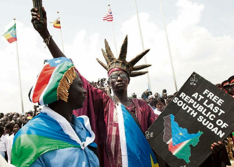 Etelä-Sudanin itsenäisyyttä juhlittiin maan pääkaupungissa Jubassa viime lauantaina järjestetyssä virallisessa itsenäisyysjuhlassa. Vapaudenpatsaaksi sonnustautuneen miehen pitämässä kyltissä lukee: Vihdoin vapaa Etelä-Sudanin tasavalta.