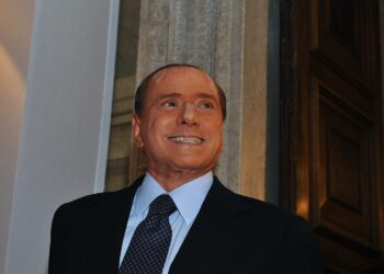 Silvio Berlusconi myöntää maksaneensa puoli miljoonaa euroa kiristyksestä epäillyille, mutta pelkästään jalomielisyydestä.