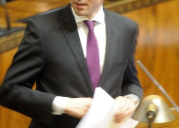 Vakausbondit eivät ole ratkaisu akuuttiin kriisiin, totesi pääministeri Jyrki Katainen keskiviikkona.