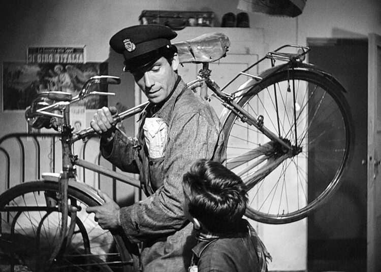 Polkupyörävaras kuuluu elokuvan suuriin klassikkoihin. Kuvassa Lamberto Maggiorani.