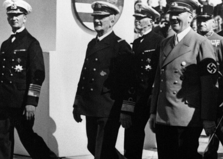 22. elokuuta 1938 Miklós Horthy (toinen vasemmalta) osallistui Adolf Hitlerin seurueessa laivan kastajaisiin Kielissä.