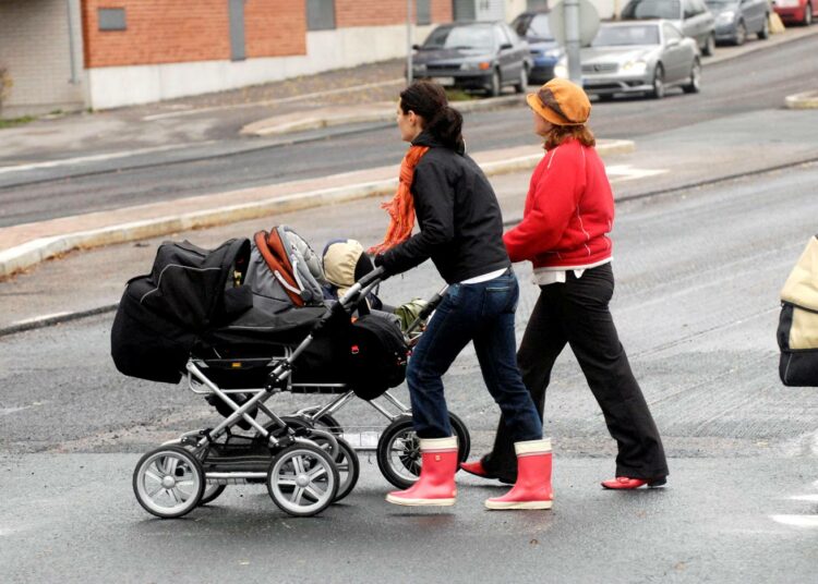 Lindell arvelee, että muiden maiden äitien työssäkäynnin taso voi näyttää korkeammalta kuin mitä se onkaan, koska osa-aikatyö lasketaan mukaan