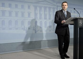 Elinkeinoministeri Jan Vapaavuori piti tiedotustilaisuuden Helsingissä perjantaina.