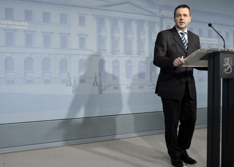Elinkeinoministeri Jan Vapaavuori piti tiedotustilaisuuden Helsingissä perjantaina.