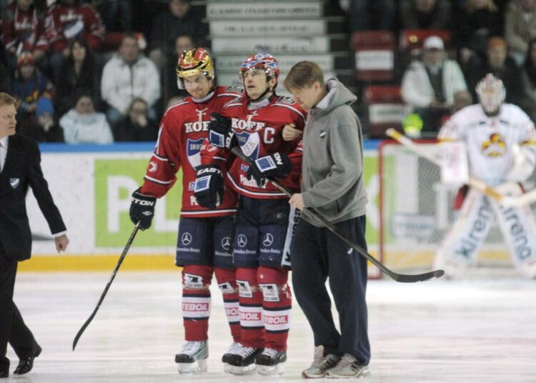 Päänsä jälleen loukannut HIFK:n huippupelaaja Ville Peltonen talutettiin kentältä perjantaina kovan taklauksen jälkeen HIFK-Jokerit-pelissä.