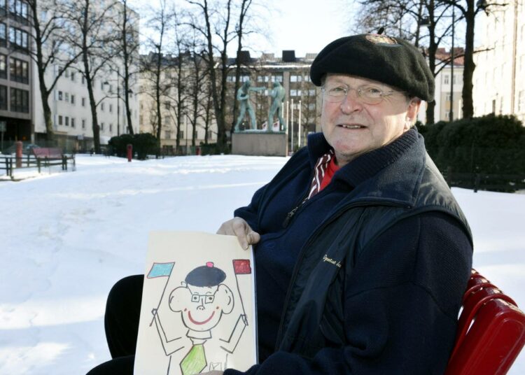 Demarin entinen päätoimittaja Kari Arola esittelee itse tehtyä Herraduunari-kirjansa kansipiirrosta.