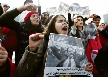 Tunisialaiset nuoret osoittivat mieltään maan pääkaupungissa Tunisissa suositun vasemmistopoliitikon Shokri Belaidin murhan jälkeen helmikuussa.