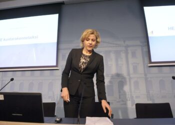 Hallinto- ja kuntaministeri Henna Virkkunen (kok) kuntarakennelakiesityksen tiedotustilaisuudessa torstaina.